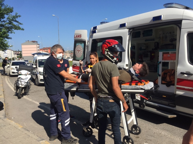 Motosiklet ile otomobil çarpıştı...