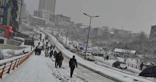 Rampada kalan araç trafiği felç etti…