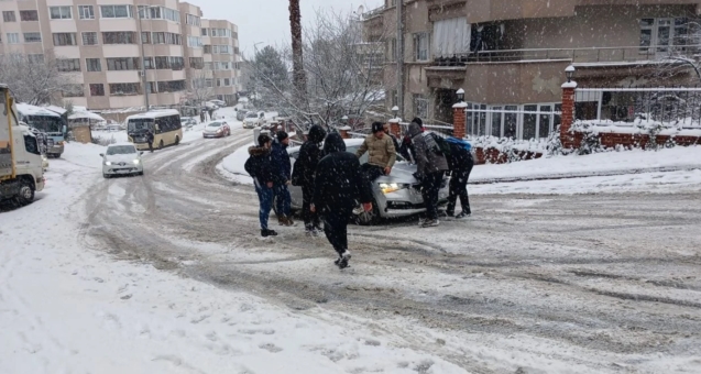 Kar aniden bastırdı araçlar yollarda kaldı...