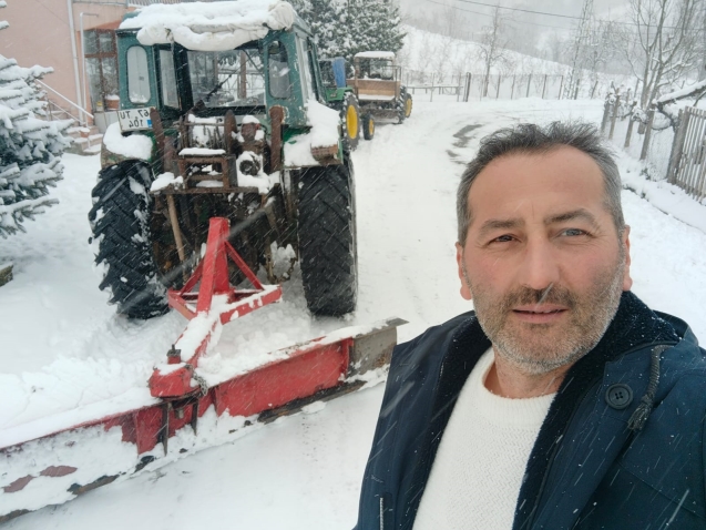 Aparatı taktı… Traktörü ile yolları açtı…