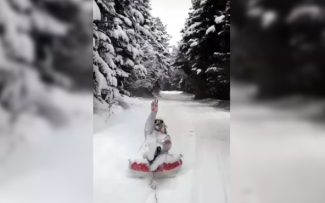 Şambrelle karda kayarak, eğlendi...