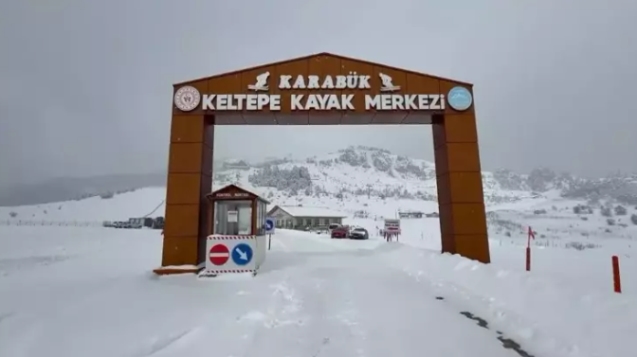 Kar yağışı devam ediyor... Gölet buz tuttu...