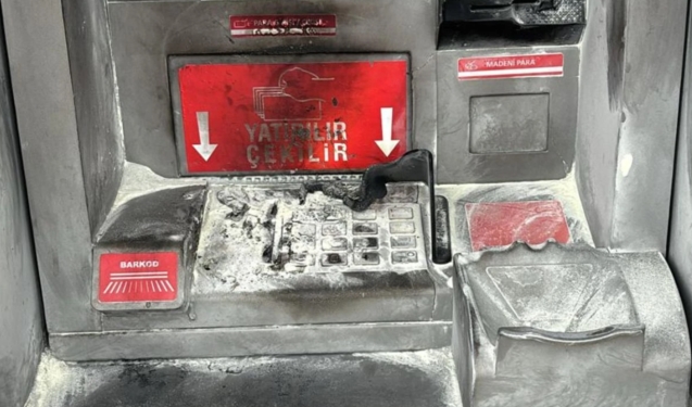Görenler şaşkın kaldı… ATM'yi ateşe verdiler…