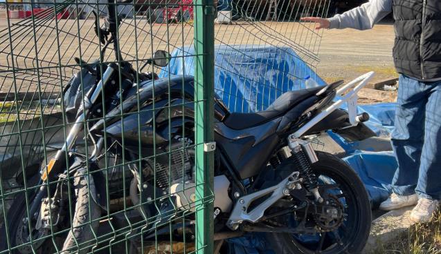 Motosiklet ile tellere girdi...