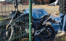 Motosiklet ile tellere girdi...