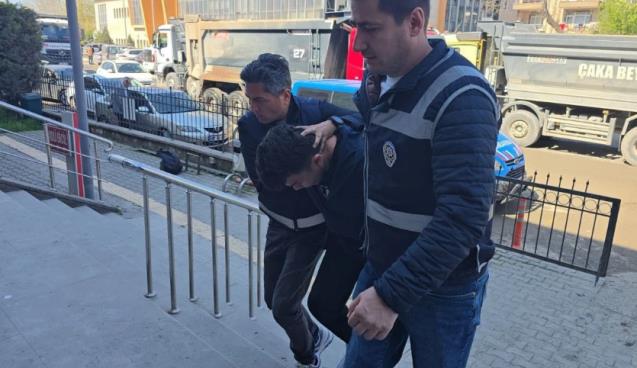 Biri silahla yakalandı… Diğeri paylaşım yaptı…