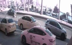 Yaya geçidinde çarptı... O anlar kamerada...