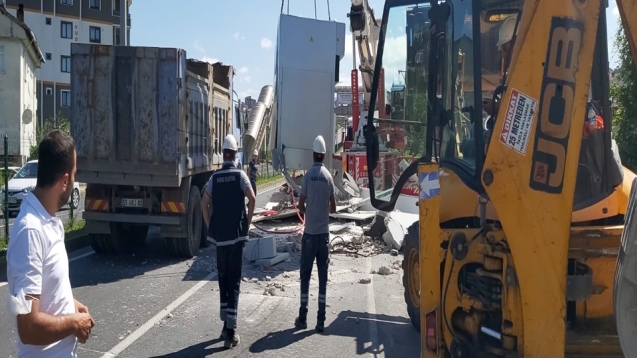 Yola düşen trafo trafiğin kilitlenmesine neden oldu.