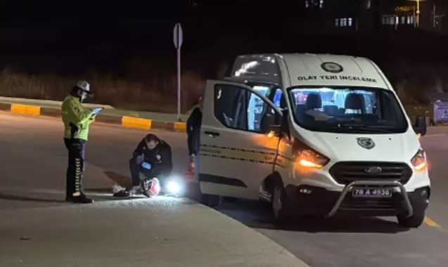 Motosiklet kaldırıma çarptı; 1 ölü, 1 yaralı...