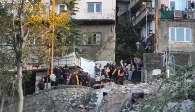 3 katlı bina çöktü… Enkaz altında kaldılar…