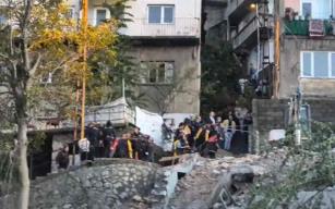 3 katlı bina çöktü… Enkaz altında kaldılar…
