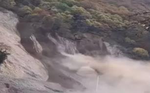 Toprak ve kayaların altında kalmaktan son anda kurtuldu...