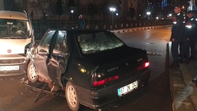 TİCARİ KAMYONETLE ÇARPIŞTI...