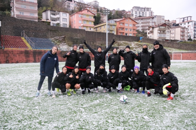 KADIN FUTBOLCULAR ABB FOMGETSPOR’A HAZIRLANIYOR