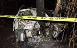 Ağaca çarptı... Kaza yaptığı aracında yanarak...