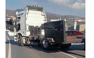 Dorse çekiciden ayrıldı… Yol trafiğe kapandı…