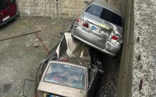 Park halindeki aracın üzerine düştü…