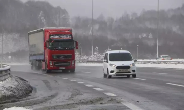 Kar yağışı durdu... Ulaşım normale döndü...