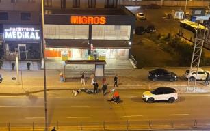 Motosiklet sürücüsü yayalara çarptı... Yaralılar var...
