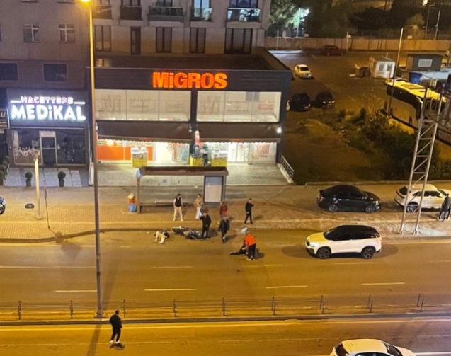 Motosiklet sürücüsü yayalara çarptı... Yaralılar var...