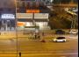 Motosiklet sürücüsü yayalara çarptı... Yaralılar var...