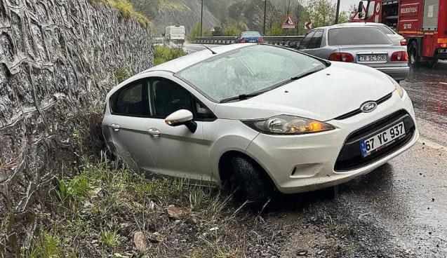 Yoldan çıktı… Su kanalına düştü…