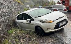 Yoldan çıktı… Su kanalına düştü…