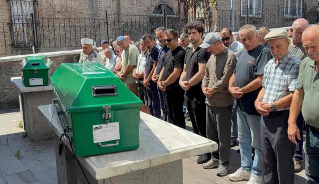 Dede ve torunu son yolculuğuna uğurlandı