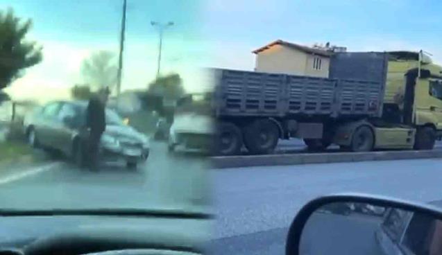 Tır otomobile çarptı: Araç refüje çıktı