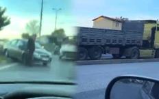 Tır otomobile çarptı: Araç refüje çıktı