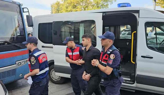 Bıçağı çekip hedef gözetmeden salladım…