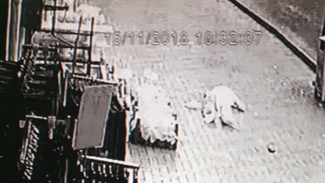 Yaşlı adam beton zemine çakıldı…