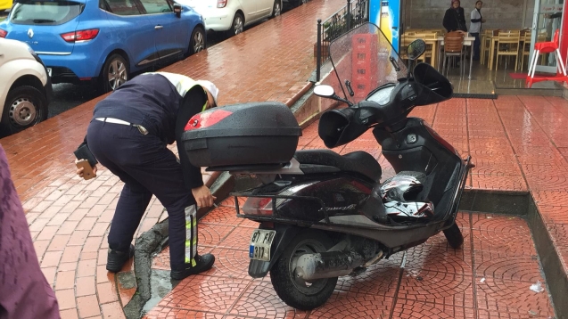 Ticari taksi ile motosiklet çarpıştı…