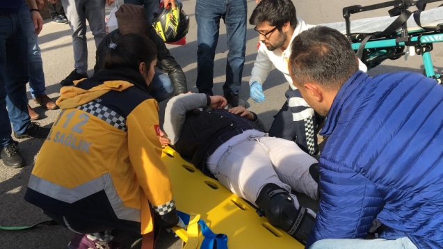 Otomobille motosikletli kurye ile çarpıştı…