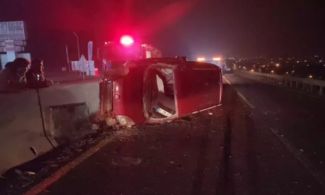Alkollü sürücü TIR'a çarptıktan sonra yan yattı...