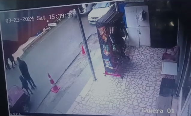 İşçi servisi aracının kapısını açık unuttu, yayaya çarptı...