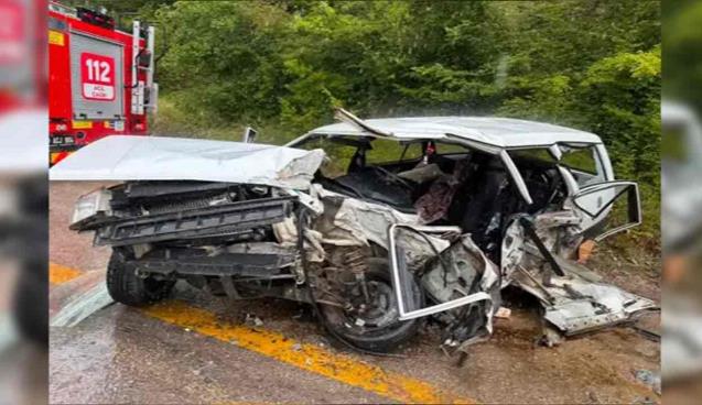 Otomobiller  çarpıştı…  ölü ve yaralılar var…