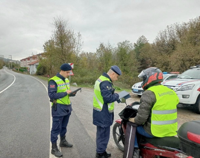 Trafik jandarması denetimlere devam ediyor...