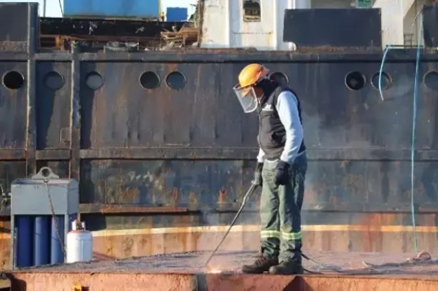 Karaya oturan geminin enkazını kaldırma çalışması başladı.
