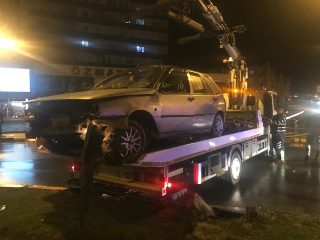 Otomobili ile refüje çıktı.Elektrik direğini yerinden söktü.
