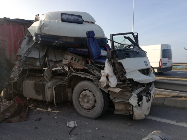 TIR’lar çarpıştı; 1 yaralı