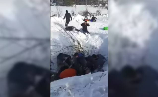Şambrelle kayarken çukura uçtular...