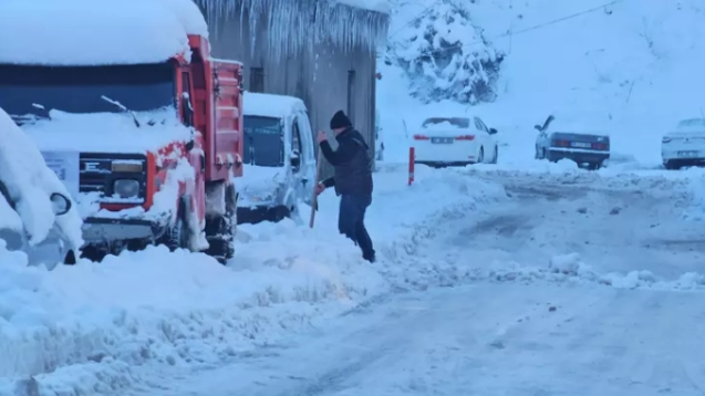 Buz sarkıtları oluştu, köy yolları ulaşıma kapandı...