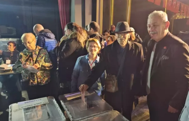 Asırlık üye bastonuyla oy atmaya gitti...