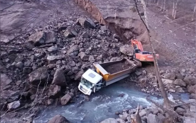 Heyelan altında kaldılar... 1 kişi yaralandı...