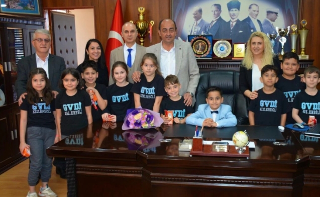 Demirtaş koltuğu öğrencilere devretti...