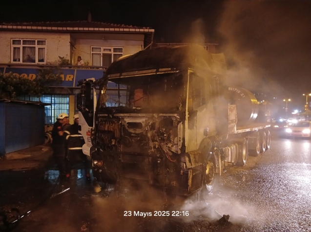 TIR alevler içinde kaldı... Ekipler olay yerinde...