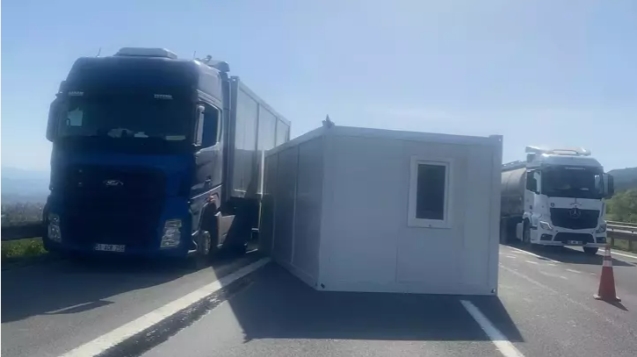 4 TIR zincirleme kazaya karıştı... 2 yaralı...