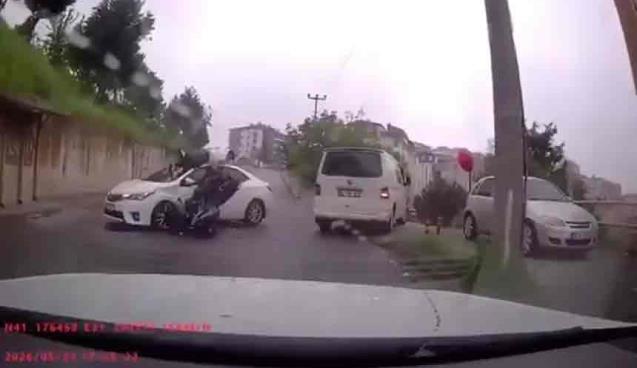 Otomobil ile motosikletin çarpıştığı kaza kamerada…