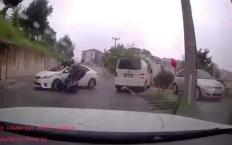 Otomobil ile motosikletin çarpıştığı kaza kamerada…